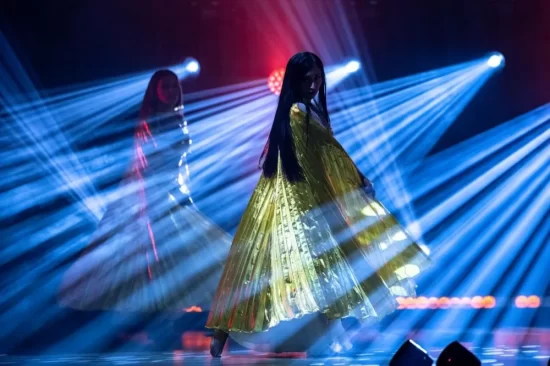 فقرات استعراضية لراقصي فرقة انطونينا كانال بريم شاكتي الكولومبية على مسرح دبي ميلينيوم في إكسبو 2020 دبي