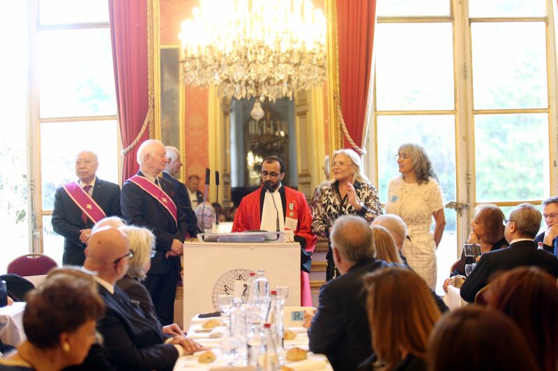 تحت رعاية مجلس الشيوخ الفرنسي: تكريم سالم النيادي بوسام التاج الذهبي مع السعفة تقديراً لجهوده واسهاماته في مجال الفرنكوفونية